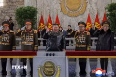 Nhà lãnh đạo Kim Jong Un (giữa) tham dự lễ diễu binh chào mừng Đại hội lần thứ IX của Đảng Lao động Triều Tiên tại Bình Nhưỡng tối 25/2/2026. (Ảnh: KCNA/TTXVN)