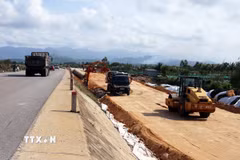 Nhu cầu đất đắp nền đường phục vụ Dự án Hoàn thiện đường ven biển 129, thành phần 1 (phía Nam thành phố Đà Nẵng) khá lớn trong khi nguồn cung khan hiếm. (Ảnh: Đỗ Trưởng/TTXVN)