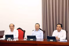 Tổng Bí thư, Chủ tịch nước Tô Lâm và các đại biểu thảo luận tại tổ. (Ảnh: Thống Nhất/TTXVN)