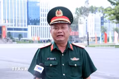 Thiếu tướng Trần Chí Tâm, Phó Chính ủy Quân khu 7, Trưởng ban Ban Chỉ đạo tìm kiếm, quy tập và xác định danh tính hài cốt liệt sỹ Quân khu 7 trả lời phỏng vấn phóng viên TTXVN. (Ảnh: Xuân Khu/TTXVN)