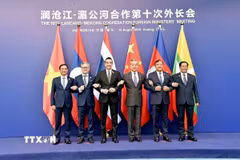Phó Thủ tướng, Bộ trưởng Ngoại giao Bùi Thanh Sơn (ngoài cùng bên trái) cùng lãnh đạo các nước Lào, Thái Lan, Trung Quốc, Campuchia, Myanmar, chụp ảnh chung. (Ảnh: TTXVN phát)