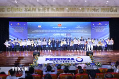 Ban tổ chức trao giải Nhì cho các học sinh đạt giải. (Ảnh: Thanh Tùng/TTXVN)