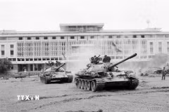 Sáng 30/4/1975, từ khắp mọi hướng, hàng trăm xe tăng, xe thiết giáp cùng bộ binh đồng loạt thẳng tiến Phủ Tổng thống ngụy quyền Sài Gòn, giải phóng Sài Gòn. (Ảnh: Hứa Kiểm/TTXVN)
