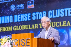 Giáo sư Trần Thanh Vân, Chủ tịch Hội gặp gỡ Việt Nam, Giám đốc Trung tâm ICISE phát biểu. (Ảnh: Sỹ Thắng/TTXVN)