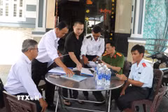 Kiểm tra tại cơ sở giết mổ gia súc V.N, huyện Phụng Hiệp, Hậu Giang. (Ảnh: Nguyễn Hằng/TTXVN)
