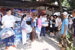 Những phần quà được trao tặng là những tình cảm chân thành và ấm áp của Cộng đồng người Việt Nam tại Lào dành cho Trung tâm Bảo trợ xã hội thủ đô Vientiane. (Ảnh: Xuân Tú/TTXVN)
