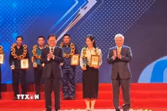Ủy viên Bộ Chính trị, Phó Chủ tịch Thường trực Quốc hội Đỗ Mạnh Chiến trao biểu tượng vinh danh các công nhân tiêu biểu toàn quốc năm 2026. (Ảnh: Nguyễn Trọng Lịch/TTXVN)