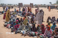 Người tị nạn Sudan chờ được phát thực phẩm cứu trợ tại Adre, CH Chad. (Ảnh: THX/TTXVN)