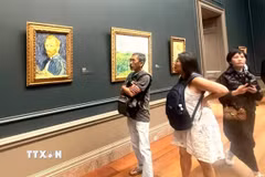 Du khách chiêm ngưỡng bức chân dung tự họa của danh họa Van Gogh tại Bảo tàng Nghệ thuật Quốc gia (National Gallery of Art) ở Washington D.C., Mỹ. (Ảnh: Đoàn Hùng/TTXVN)