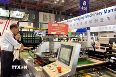 Khách tìm hiểu công nghệ sản xuất mới tại VietnamPrintPack 2026. (Ảnh: Mỹ Phương/TTXVN)