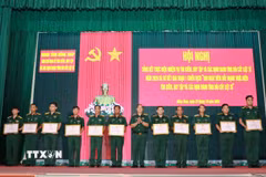 Các cá nhân có thành tích xuất sắc trong công tác tìm kiếm, quy tập và xác định danh tính hài cốt liệt sỹ trên địa bàn tỉnh nhận bằng khen của Chủ tịch UBND tỉnh. (Ảnh: Hồng Thái/TTXVN)