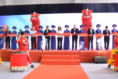Các đại biểu cắt băng khai mạc Hội chợ. (Ảnh: Hương Giang/TTXVN)