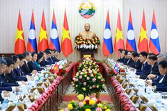 Thủ tướng Lê Minh Hưng và Thủ tướng Lào Saleumxay Kommasith hội đàm. (Ảnh: Dương Giang/TTXVN)