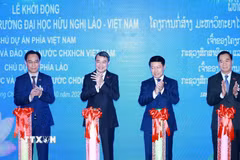 Thủ tướng Lê Minh Hưng và Thủ tướng Lào Saleumxay Kommasith thực hiện nghi thức khởi động dự án Trường Đại học Hữu nghị Lào-Việt Nam. (Ảnh: Dương Giang/TTXVN)