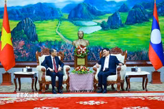 Thủ tướng Lê Minh Hưng hội kiến Tổng Bí thư, Chủ tịch nước Lào Thongloun Sisoulith. (Ảnh: Dương Giang/TTXVN)