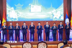Thủ tướng Lê Minh Hưng và Thủ tướng Lào Saleumxay Kommasith thực hiện nghi thức bàn giao Hệ thống quản lý dân cư và căn cước công dân tại Lào. (Ảnh: Dương Giang/TTXVN)