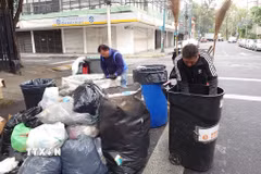 Công nhân vệ sinh môi trường phân loại rác thải nhựa tại thủ đô Mexico City, Mexico. (Ảnh: Phi Hùng/TTXVN)