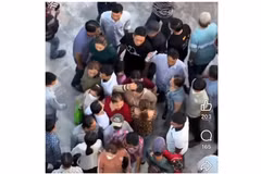 Nhóm người dàn cảnh giật dây chuyền của người phụ nữ áo đỏ. (Ảnh cắt từ clip)