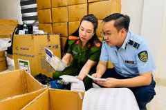 Lực lượng chức năng khám xét các địa điểm liên quan đến ổ nhóm. (Ảnh: Công an Hà Nội)