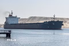 Một tàu hàng di chuyển qua kênh đào Suez ở Ismailia, Ai Cập ngày 13/7/2024. (Ảnh: THX/TTXVN)