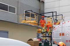 Lính cứu hỏa kiểm tra hiện trường sau vụ rò rỉ khí gas tại một nhà máy sản xuất linh kiện bán dẫn ở quận Michuhol, Incheon ngày 9/9. (Ảnh: koreajoongangdaily)
