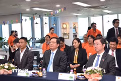 Phó Thủ tướng Hồ Quốc Dũng thăm và làm việc tại Văn phòng FPT Hàn Quốc. (Ảnh: Khánh Vân/TTXVN)
