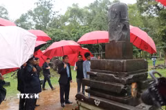Các chuyên gia Việt Nam và Ấn Độ khảo sát tượng Mukhalinga ở nhóm E, quần thể Di sản Văn hóa Mỹ Sơn. (Ảnh: Đoàn Hữu Trung/ TTXVN)