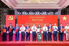 Đồng chí Bí thư Tỉnh ủy Trần Phong và các đồng chí Thường trực Tỉnh ủy trao quyết định cho các đồng chí được chỉ định tham gia Ban Chấp hành Đảng bộ tỉnh Khánh Hòa nhiệm kỳ 2025-2030. (Nguồn: Báo Khánh Hòa)