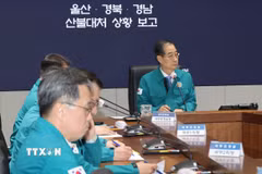 Quyền Tổng thống Hàn Quốc Han Duck-soo (phải) chủ trì cuộc họp với Cơ quan An toàn và ứng phó thảm họa trung ương tại tòa nhà Chính phủ ở Seoul, sau khi Tòa án Hiến pháp bác bỏ việc luận tội ông, ngày 24/3/2025. (Ảnh: Yonhap/TTXVN)