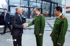 Phó Thủ tướng Thường trực Nguyễn Hòa Bình với lãnh đạo Cục Cảnh sát điều tra tội phạm về tham nhũng, kinh tế, buôn lậu, Bộ Công an. (Ảnh: Phạm Kiên/TTXVN)