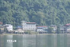 Các công trình vi phạm liên quan đến đất đai tại khu vực hồ Ba Bể. (Ảnh: Hoàng Nguyên/TTXVN)