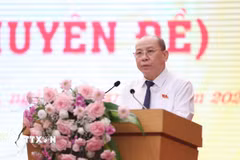 Chủ tịch HĐND tỉnh Phú Thọ Bùi Đức Hinh phát biểu tại Kỳ họp. (Ảnh: Thu Hương/TTXVN)