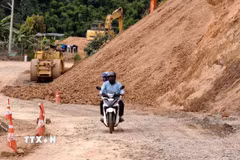 Đoạn Quốc lộ 28 qua khu vực giáp ranh giữa xã Phúc Thọ Lâm Hà và Tà Đùng xuất hiện tình trạng sụt lún nghiêm trọng sau các đợt mưa lớn kéo dài. (Ảnh: Nguyễn Huy Thành/TTXVN)