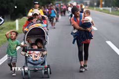 Người di cư tại khu vực Mapastepec, bang Chiapas, Mexico, trong hành trình tới Mỹ. (Ảnh: AFP/TTXVN)