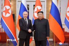Tổng thống Nga Vladimir Putin (trái) và nhà lãnh đạo Triều Tiên Kim Jong Un tại cuộc gặp ở Bình Nhưỡng, ngày 19/6/2024. (Ảnh: Yonhap/TTXVN phát)