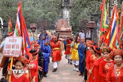 Các nghi lễ truyền thống trong Lễ hội Hoa Lư thu hút đông đảo nhân dân và du khách đến tham quan, chiêm bái. (Ảnh: Hải Yến/TTXVN)