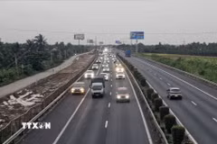Làn dừng xe khẩn cấp được tạm thời sử dụng để phân luồng phương tiện, giảm áp lực giao thông trên tuyến cao tốc Thành phố Hồ Chí Minh - Trung Lương. (Ảnh: TTXVN phát)