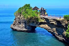 Đền Tanah Lot là một trong những điểm đến nổi tiếng nhất của đảo Bali. (Ảnh: Jakarta Post)