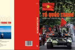 Bìa sách ảnh song ngữ "A80: Tổ quốc trong tim."