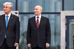 Tổng thống Kazakhstan Kassym-Jomart Tokayev và Tổng thống Nga Vladimir Putin. (Nguồn: The Moscow Times)