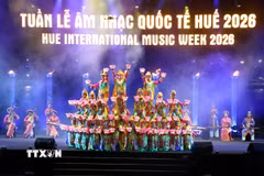 Tiết mục nghệ thuật của Nhà hát Nghệ thuật truyền thống Cung đình Huế trong đêm khai mạc Tuần lễ Âm nhạc quốc tế Huế. (Ảnh: Mai Trang/TTXVN)