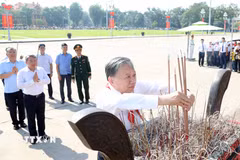 Tổng Bí thư, Chủ tịch nước Tô Lâm dâng hương tưởng nhớ Chủ tịch Hồ Chí Minh trước Lăng Bác. (Ảnh: Thống Nhất/TTXVN)