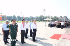 Tổng Bí thư, Chủ tịch nước Tô Lâm và các đại biểu thành kính tưởng nhớ Chủ tịch Hồ Chí Minh. (Ảnh: Thống Nhất/TTXVN)