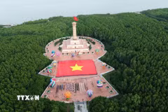 Lễ chào cờ đặc biệt ở vùng cực Nam Tổ quốc. (Ảnh: Huỳnh Anh/TTXVN)