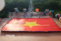 Lá đại kỳ được sử dụng trong Lễ chào cờ đặc biệt ở Đất Mũi. (Ảnh: Huỳnh Anh/TTXVN)