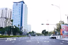 Hệ thống đèn giao thông đã được lắp đặt và sơn kẻ đường hướng dẫn đoạn cuối tuyến nút giao Voi Phục. (Ảnh: Quốc Khánh/TTXVN)