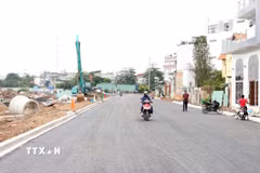 Các phương tiện lưu thông trên tuyến đường được thông xe kỹ thuật sáng 2/9/2026. (Ảnh: Tiến Lực/TTXVN)