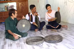 Đồng bào Co, tỉnh Quảng Ngãi luôn chú trọng bảo tồn và phát huy các giá trị văn hóa truyền thống độc đáo của dân tộc như: chiêng, nghệ thuật đấu chiêng. (Ảnh: Đinh Hương/TTXVN)