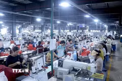 Sản xuất giày da xuất khẩu sang thị trường châu Âu và châu Mỹ. (Ảnh: Đinh Văn Nhiều/TTXVN)