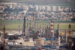 Một cơ sở khai thác dầu mỏ ở thành phố Haifa, Israel. (Ảnh: AFP/TTXVN)